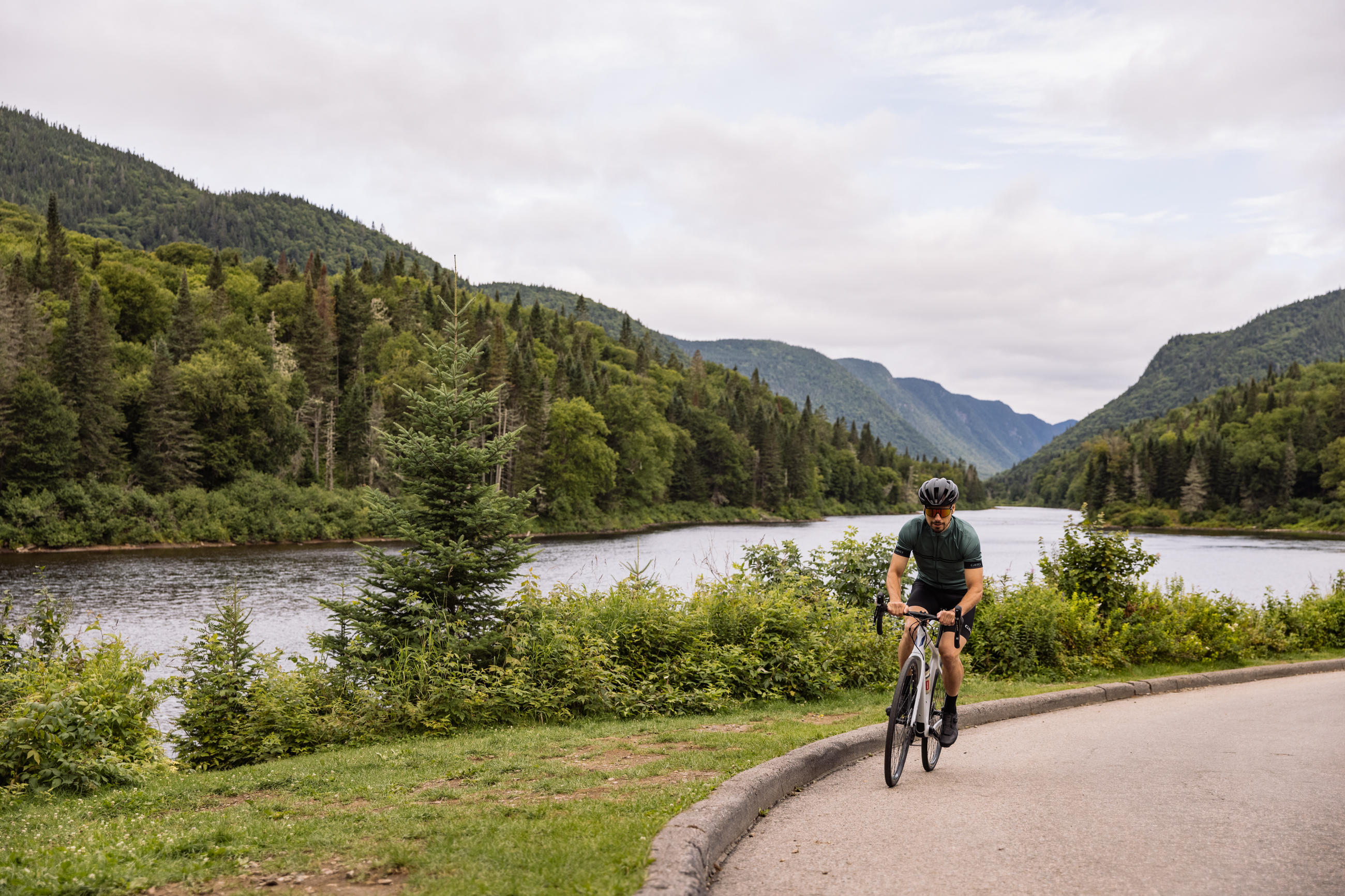 Road cycling with the Devinci Hatchet R-Spec