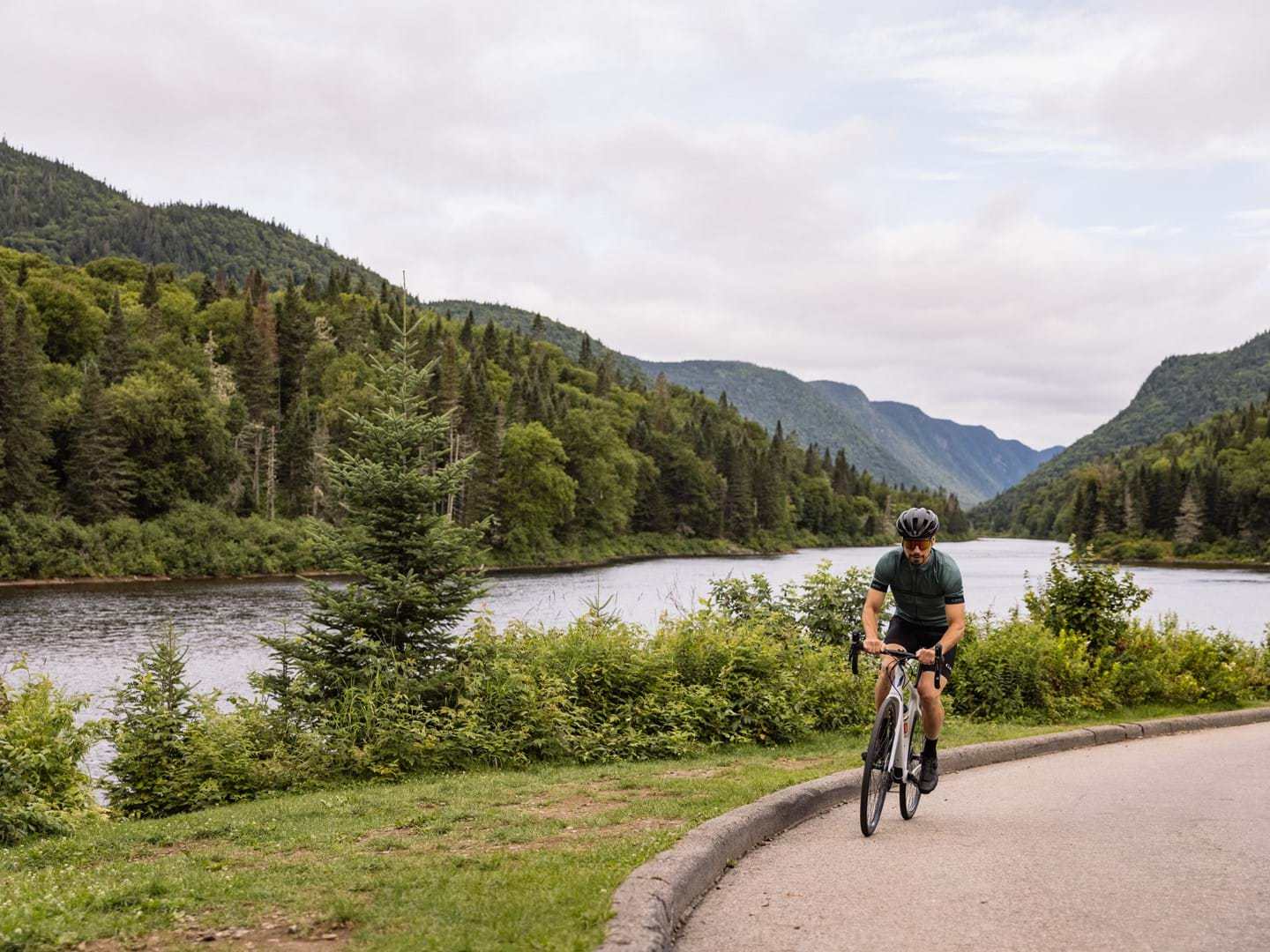 Road cycling with the Devinci Hatchet R-Spec