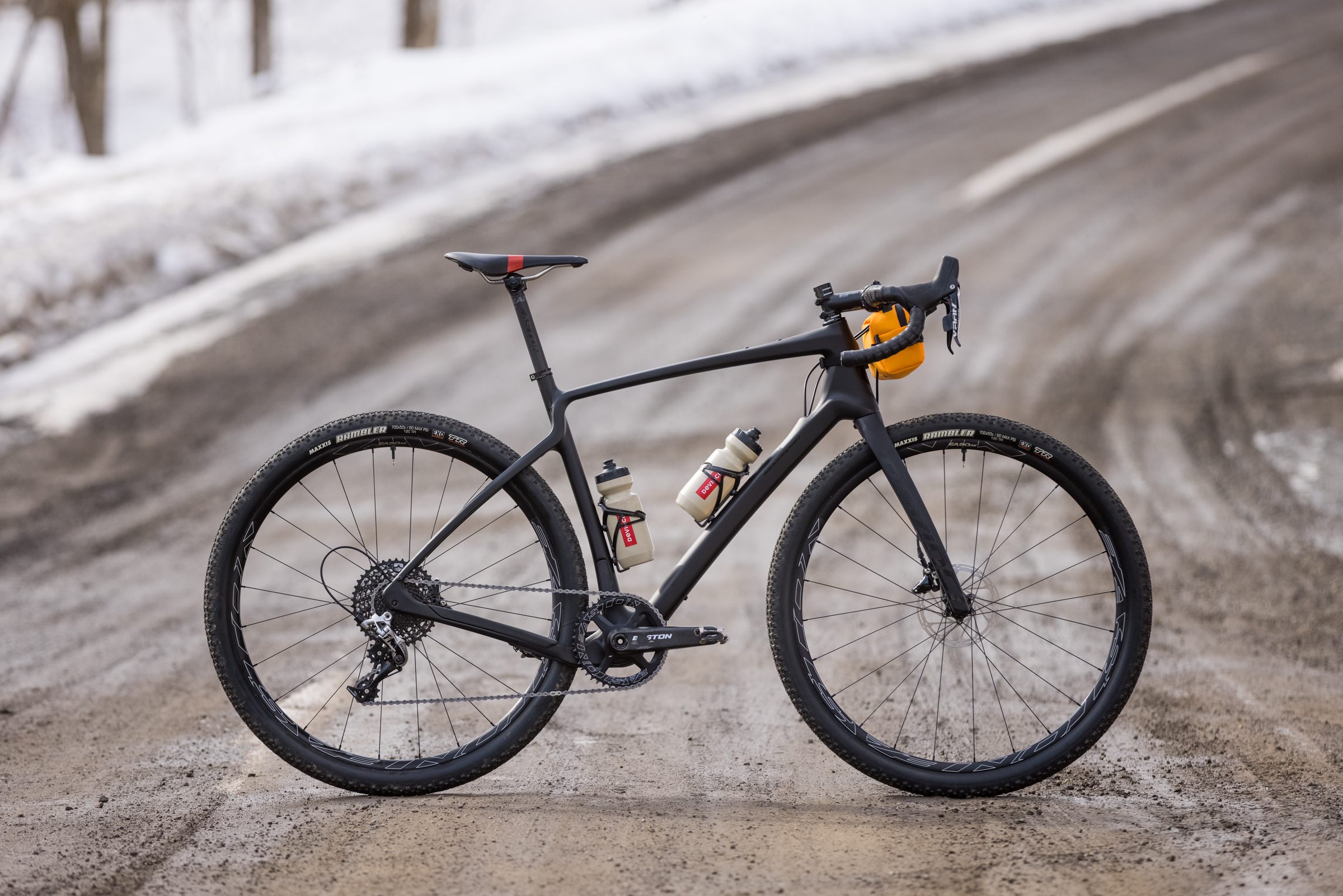 The G-Spec gravel machine Devinci Hatchet in early-season gravel roads