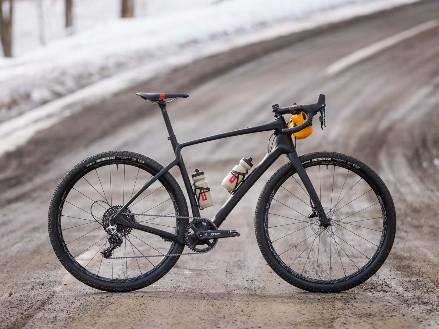 The G-Spec gravel machine Devinci Hatchet in early-season gravel roads