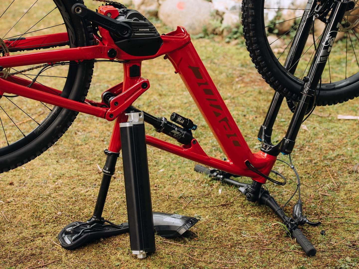 A Devinci E-Troy with its 725Wh battery pack