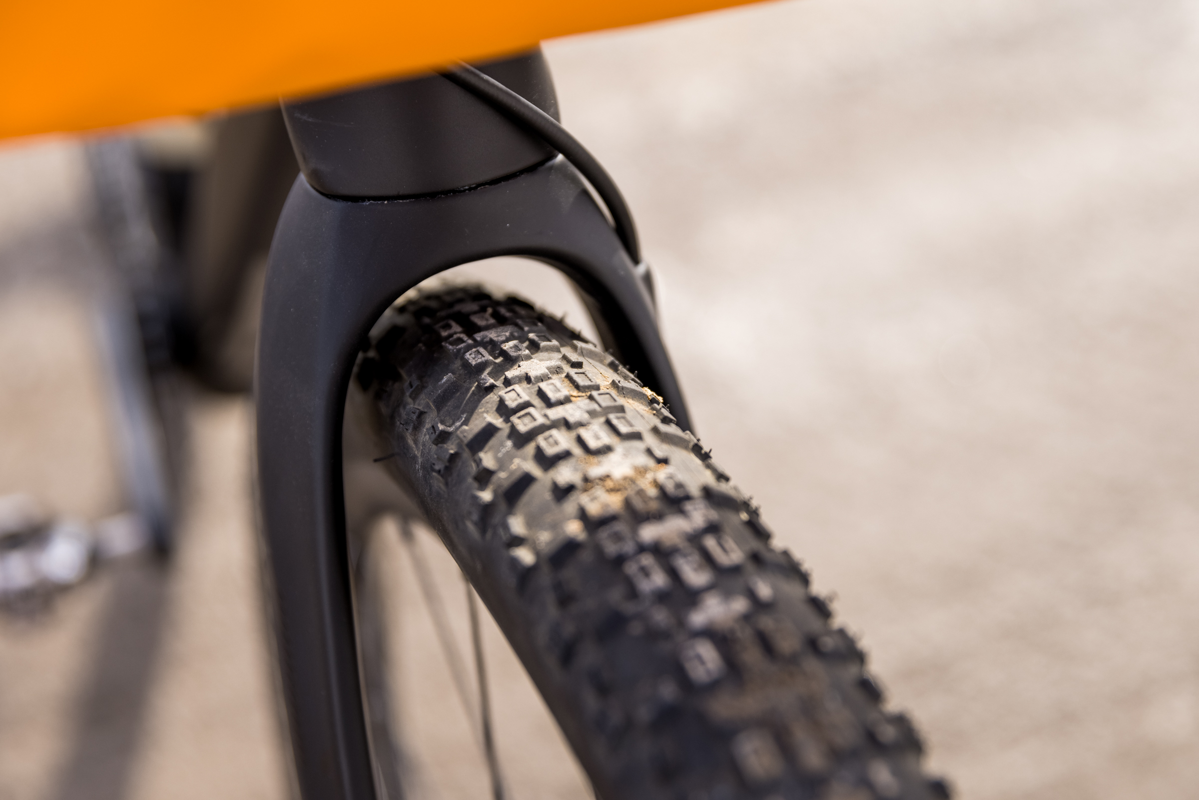 Big and fat 700x45 gravel tire on the Devinci Hatchet G-Spec
