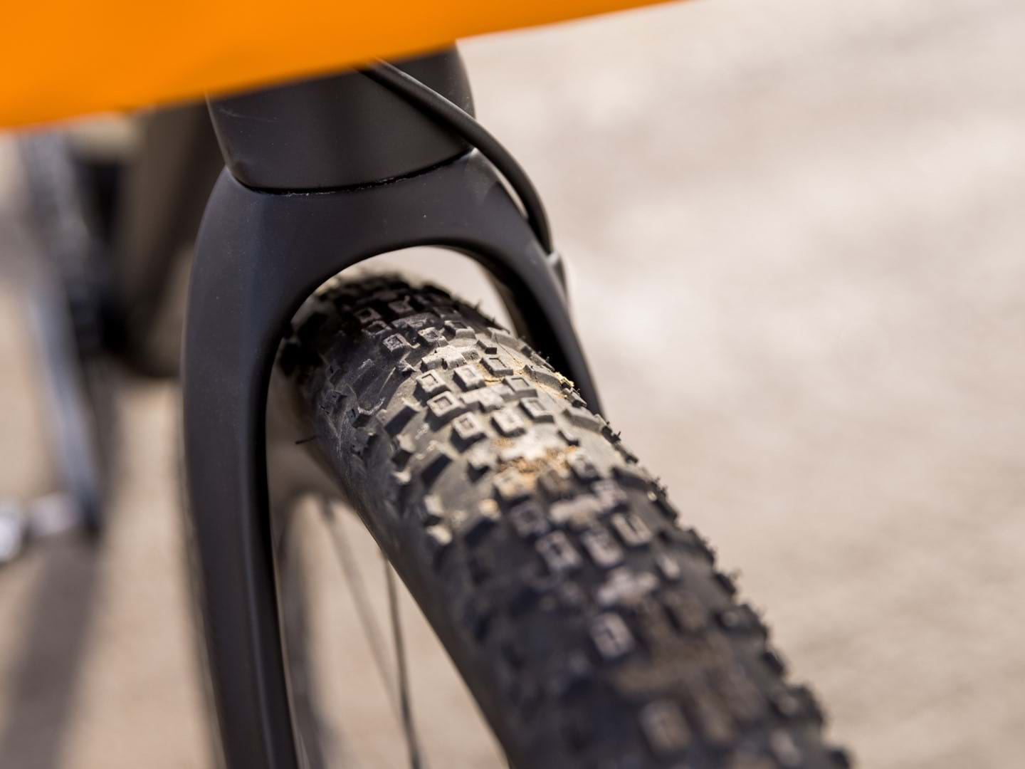 Big and fat 700x45 gravel tire on the Devinci Hatchet G-Spec