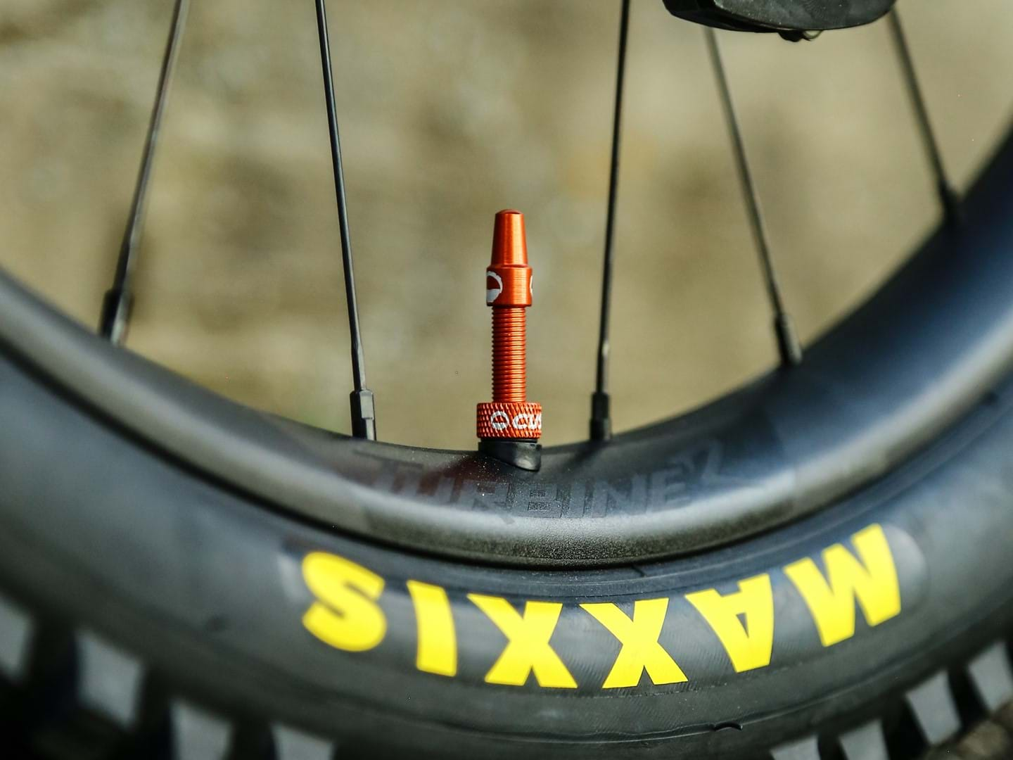 Clean wheel with a tubeless valve